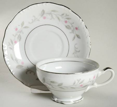 Splendor Footed Cup & Saucer Set