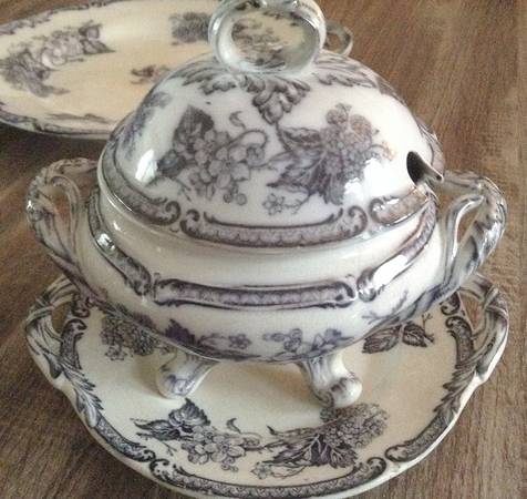 Blackberry Sauce Boat & Lid with Underplate