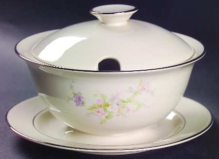 Heirloom Gravy Boat w/Attached Underplate & Lid