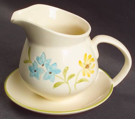 Daisy Gravy Boat with Attached Underplate