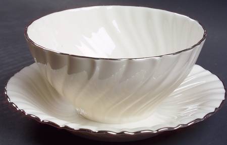 Platina Gravy Boat with Attached Underplate