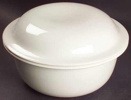 Sea Sculptures White 3.5 Quart Round Covered Casserole