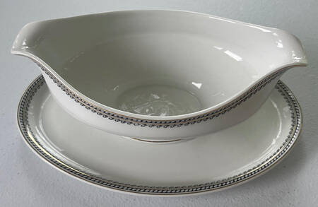 FR94 Gravy Boat with Attached Underplate