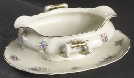 Lucia Gravy Boat with Attached Underplate