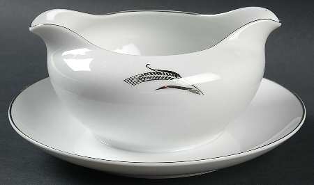 Full Crop Gravy Boat with Attached Underplate