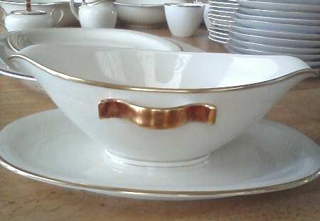 FR106 Gravy Boat with Attached Underplate