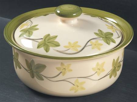 Ivy II (England) 2 Qt Round Covered Casserole