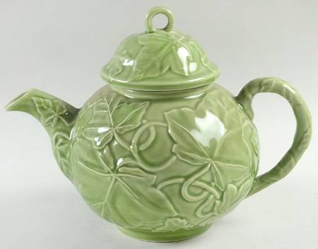 Ivy II (England) Sculpted Teapot & Lid