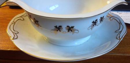 FUK47 Gravy Boat with Attached Underplate