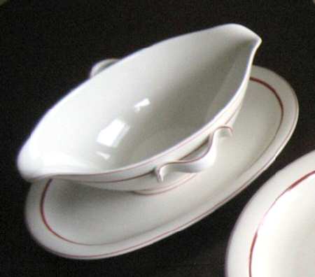 9497 Gravy Boat with Attached Underplate