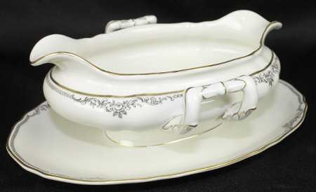 FR297 Gravy Boat with Attached Underplate