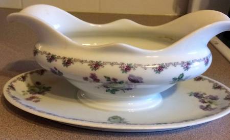FR322 Gravy Boat with Attached Underplate
