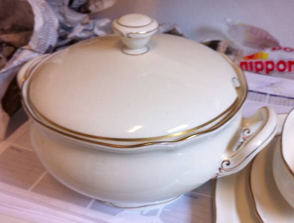 0856 Round Covered Vegetable