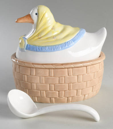 Nesting Hen Small Tureen w/Lid & Ladle