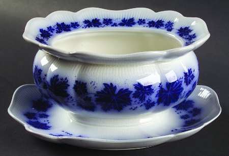 Vinranka Gravy Boat with Attached Underplate