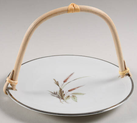 Lady Diana 5 3/8"-5 5/8" Bamboo Handled Serving Plate  HC