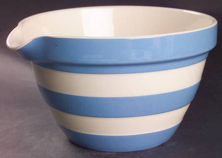 Cornish Blue White (Shield and TG Green) Pudding Bowl with Spout