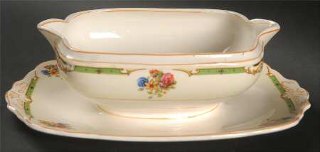 The Astoria Gravy Boat with Attached Underplate