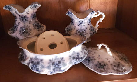 Syrian (Flow Blue) Soap Box with Lid and Strainer
