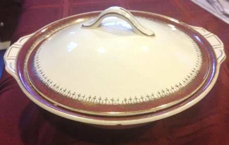 Regina (Scalloped) Round Covered Vegetable