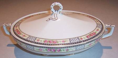 Lexington Oval Covered Vegetable
