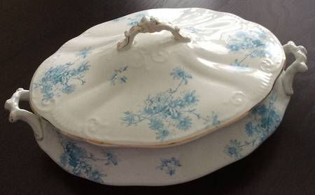 Daisy Blue Oval Covered Vegetable