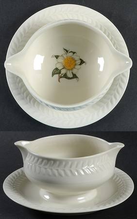 Camellia Gravy Boat with Attached Underplate