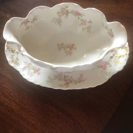 Schleiger 1131 Gravy Boat with Attached Underplate