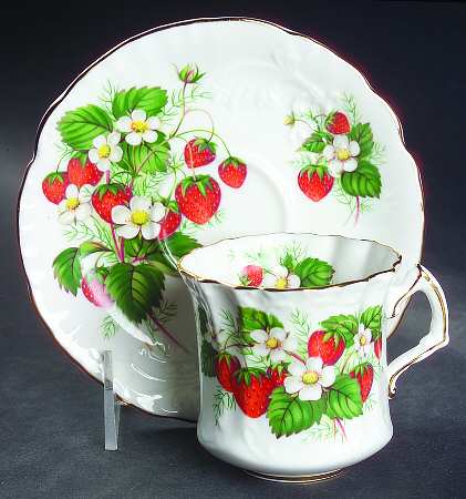 Strawberry Ripe (Small Scallops On Edge) Flat Cup & Saucer Set