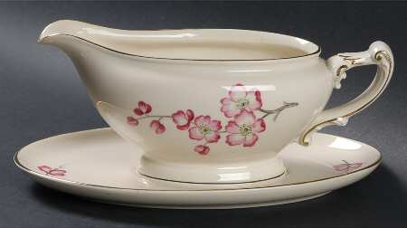 HC29 (IVORY BACKGROUND) Gravy Boat with Attached Underplate by Heinrich - H&C
