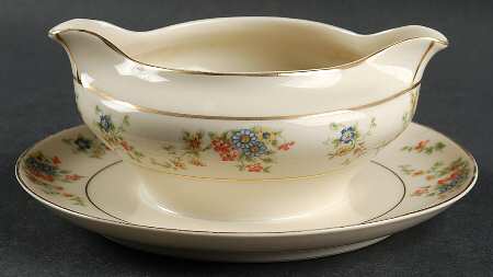 Meadow Gravy Boat with Attached Underplate