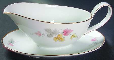 HUT137 Gravy Boat with Attached Underplate