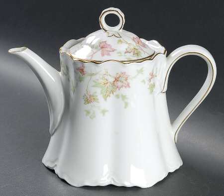 Maple Leaf (Scalloped) Teapot & Lid