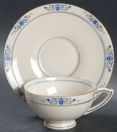 Eleonore Footed Cup & Saucer Set