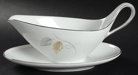 Reverie Gravy Boat with Attached Underplate