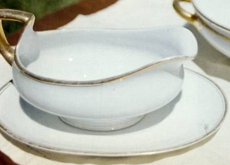 2476 Gravy Boat with Attached Underplate by Hub China