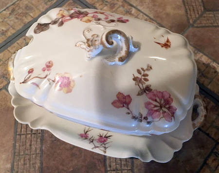 H1660 Gravy Boat w/Attached Underplate & Lid