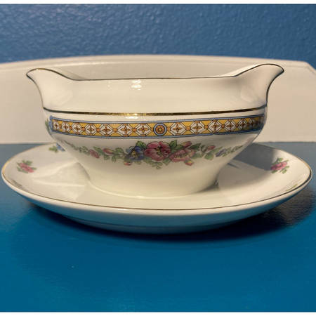 HC713 Gravy Boat with Attached Underplate