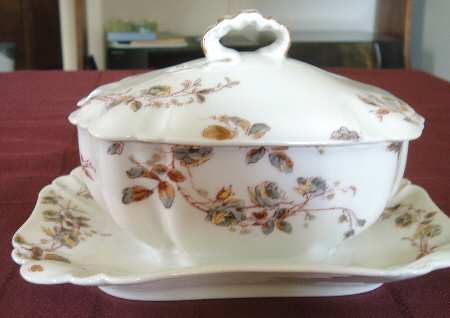 H2008 Gravy Boat w/Attached Underplate & Lid