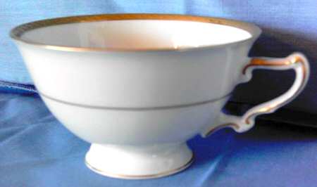 HC827 Footed Cup