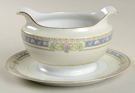 Victoria Gravy Boat with Attached Underplate