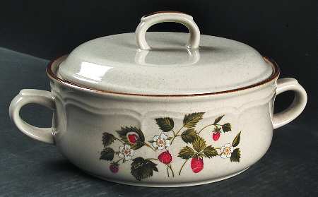 La Fraise 1.75 Qt Round Covered Casserole