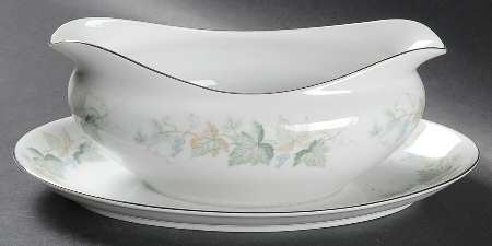 Vineyard Gravy Boat with Attached Underplate
