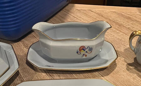Festival Gravy Boat with Attached Underplate
