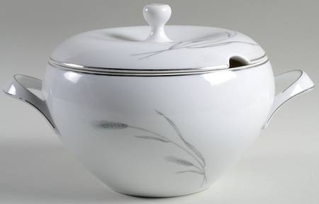 Silver Wheat Round Covered Vegetable