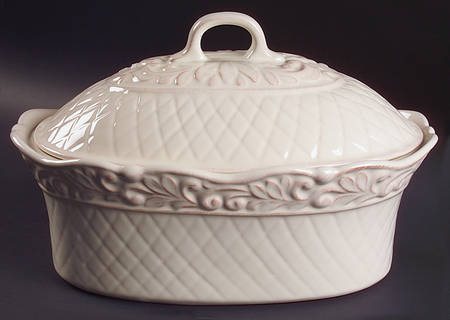 Isabella Ivory 2.5 Quart Oval Covered Casserole