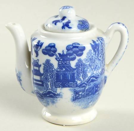 Blue Willow (Child's Set, Made in Japan) Toy Teapot & Lid