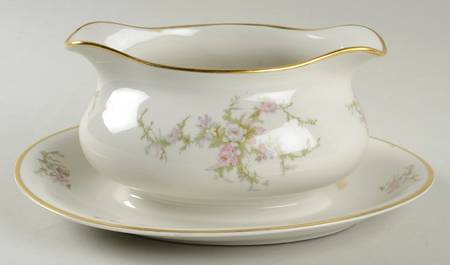Hathaway Gravy Boat with Attached Underplate
