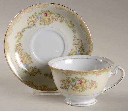 KIK28 Footed Cup & Saucer Set