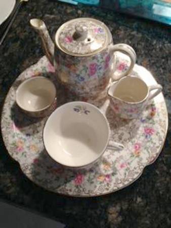 Trellis Rose (Scalloped, England) 5-Piece Breakfast Set (Cup, TP, Cr, Su, Tray)